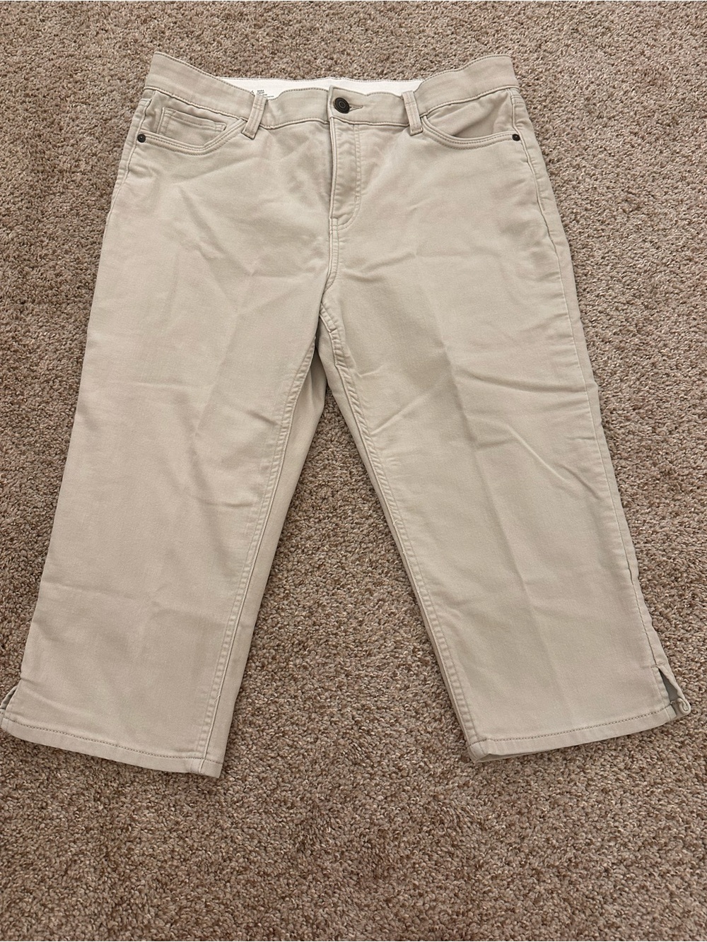 Liz Claiborne Cropped Capri Pants in Light Beige